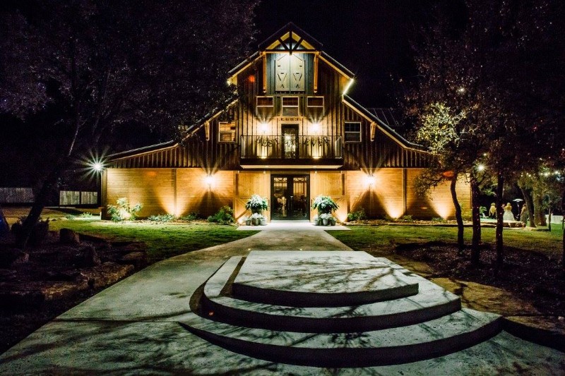 https://www.highlandlakesofburnetcounty.com/wp-content/uploads/2018/08/182_cedar-skies-at-log-country-cove-barn-exterior-at-night-1.jpeg