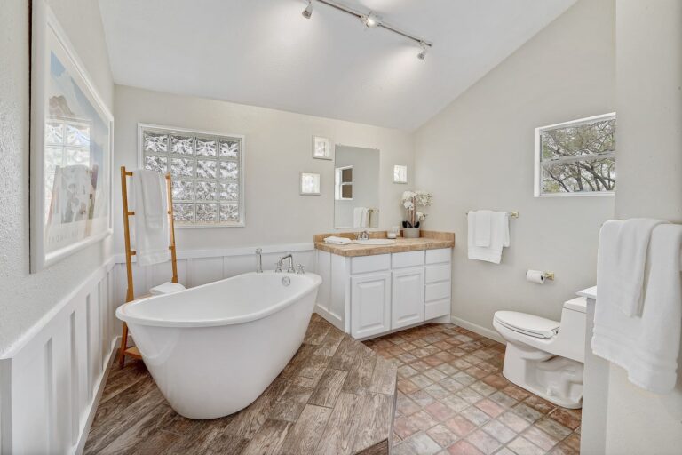 1100 Long Mountain Dr017 11226431 768x512