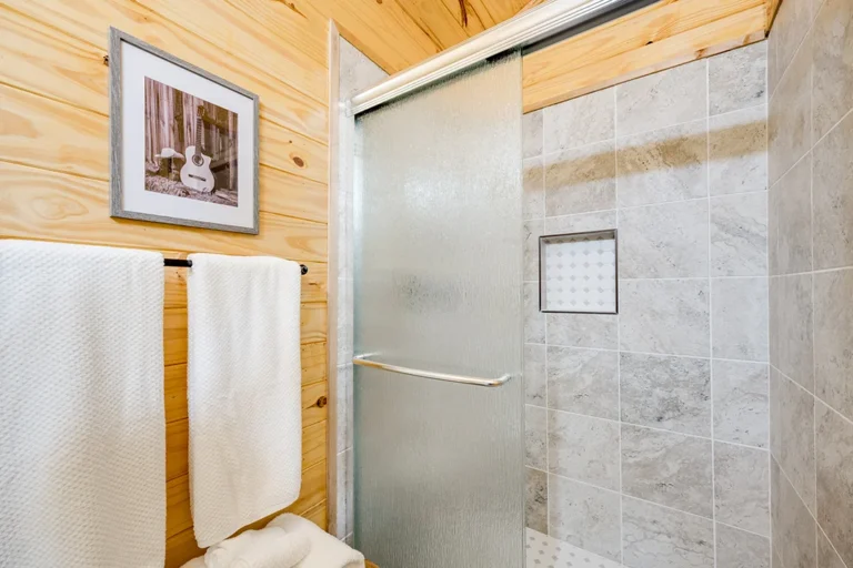 Vino Tramonto Cabin Rentals Cabernet Bath 2 768x512