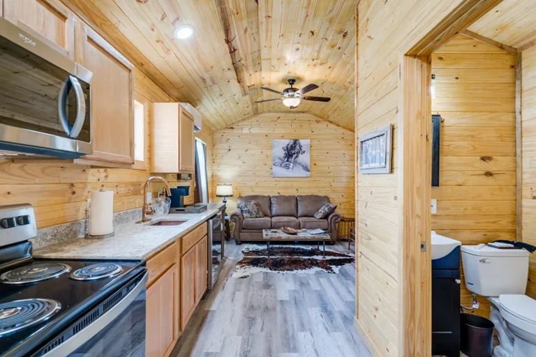 Vino Tramonto Cabin Rentals Cabernet Room 1 768x512