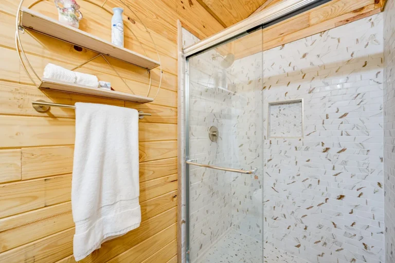 Vino Tramonto Cabin Rentals Prosecco Bath 2 768x512