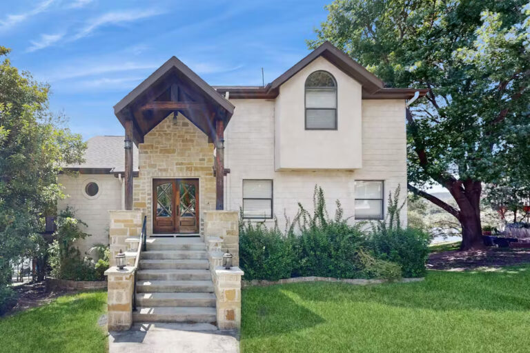 Opulent Waterfront Vacasa1 768x512